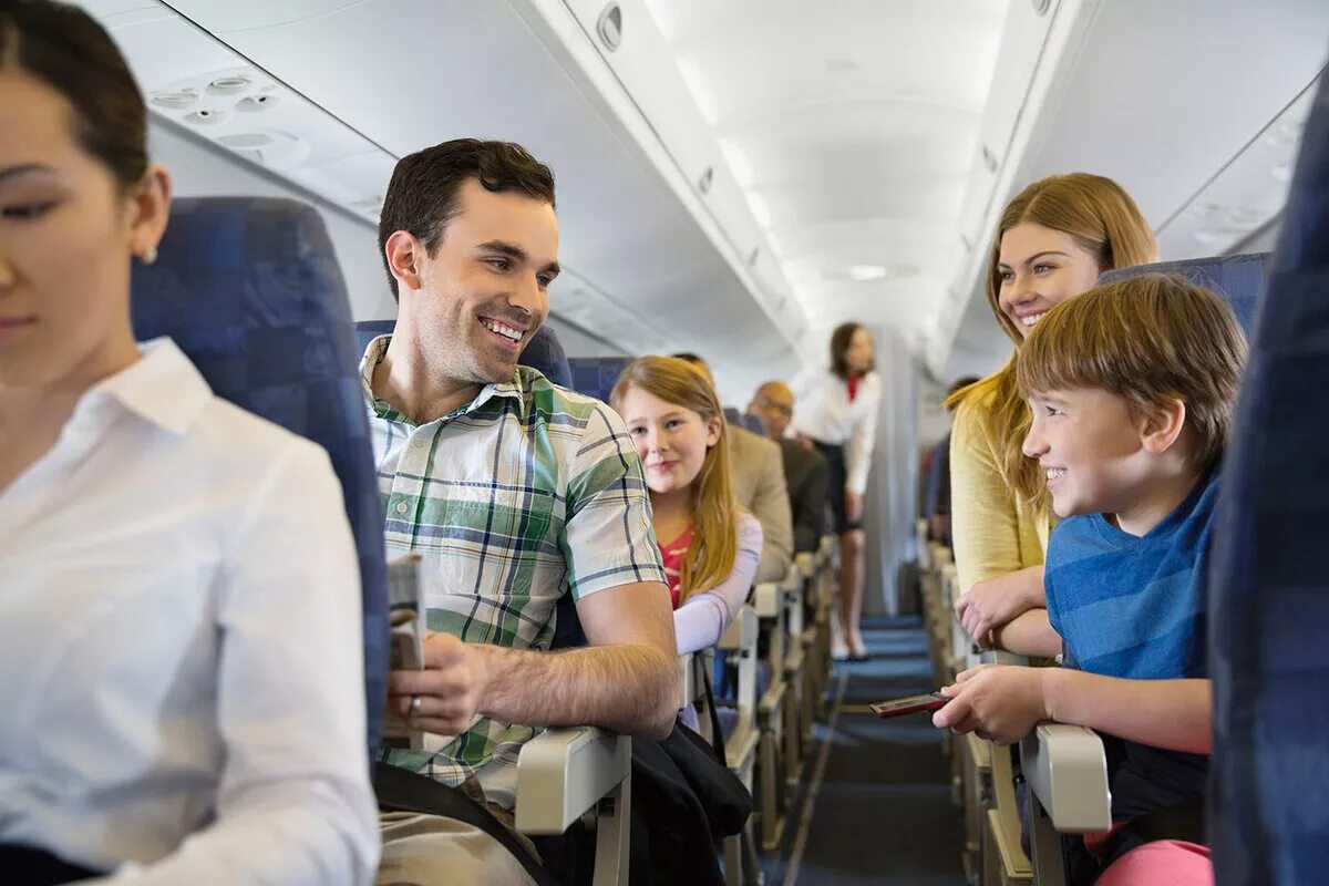 Путешествие на самолете на английском. Люди в самолете. Самолет с пассажиром. Семья в самолете. Ребенок пассажир.