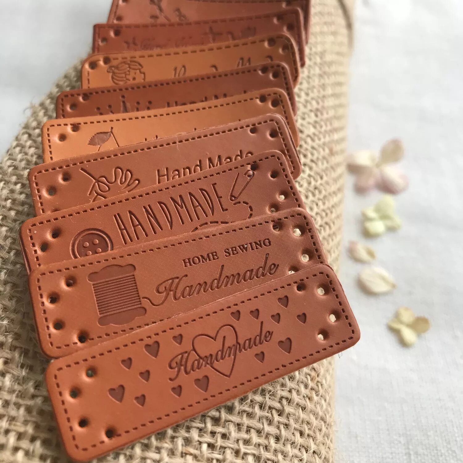 Декоративная тарелочка. Рыбки e165626. Этикетка для мыла ручной. Сувенирные валенки на елку. Кожаные бирки для вязаных изделий.