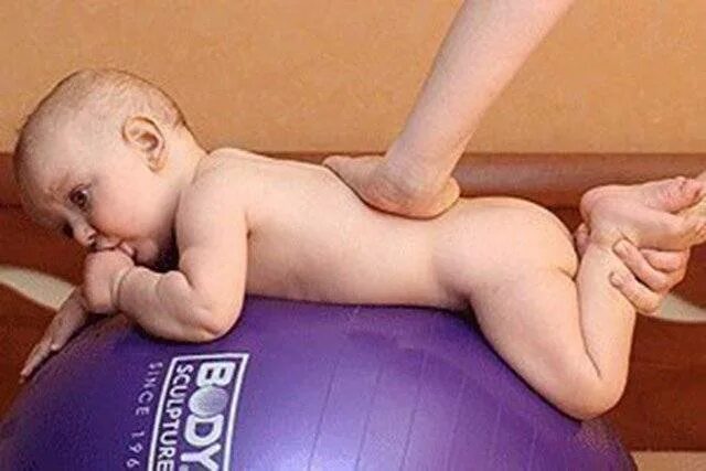 Поза при коликах. Гимнастика на мяче для грудничков 2 месяца. Упражнения на гимнастическом мяче для грудничков. Занятия на фитболе с грудничком. Младенец на животике на фитболе.