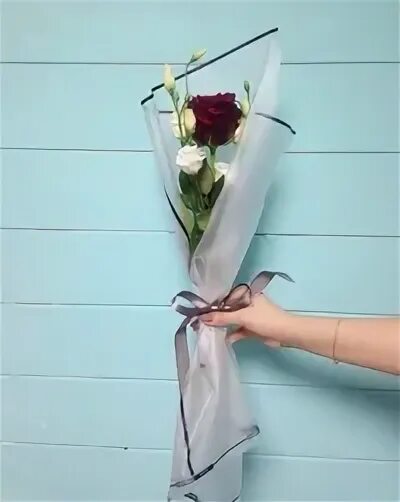 Как упаковать цветы. Необычная упаковка цветов. Красивая упаковка цветов. Красивые небольшие букеты. Упаковать один цветок.
