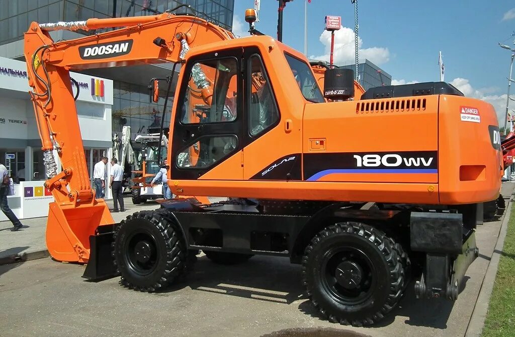 Экскаваторы благовещенске. Колесный экскаватор Doosan s180w. Экскаватор Дусан Солар 180w-v. Дусан 180 колесный экскаватор. Экскаватор колесный Doosan s180w-v.