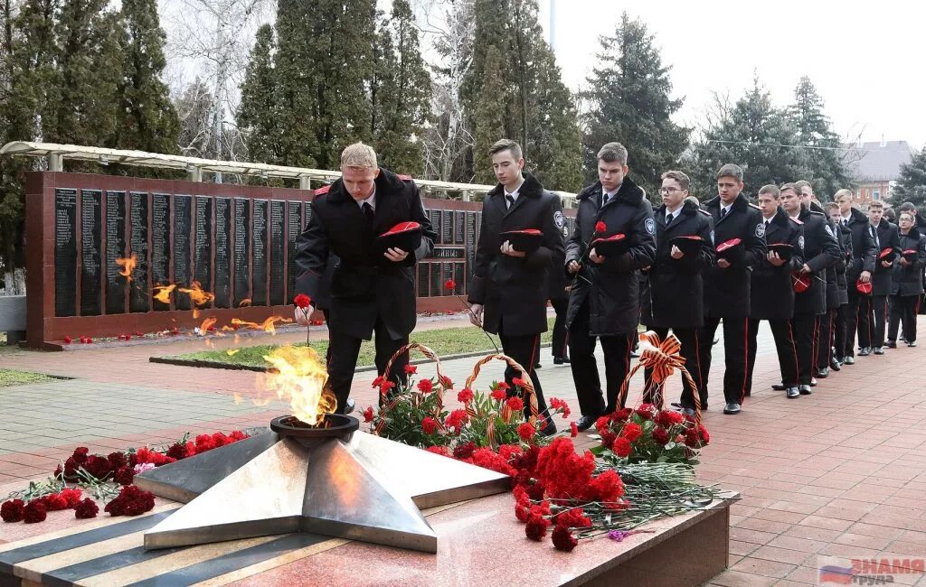 Одноклассники тимашевска. Мемориальный сквер Тимашевск. Вечный огонь Тимашевск. Достопримечательности Тимашевска вечный огонь. Освобождение Тимашевского района от фашистов.