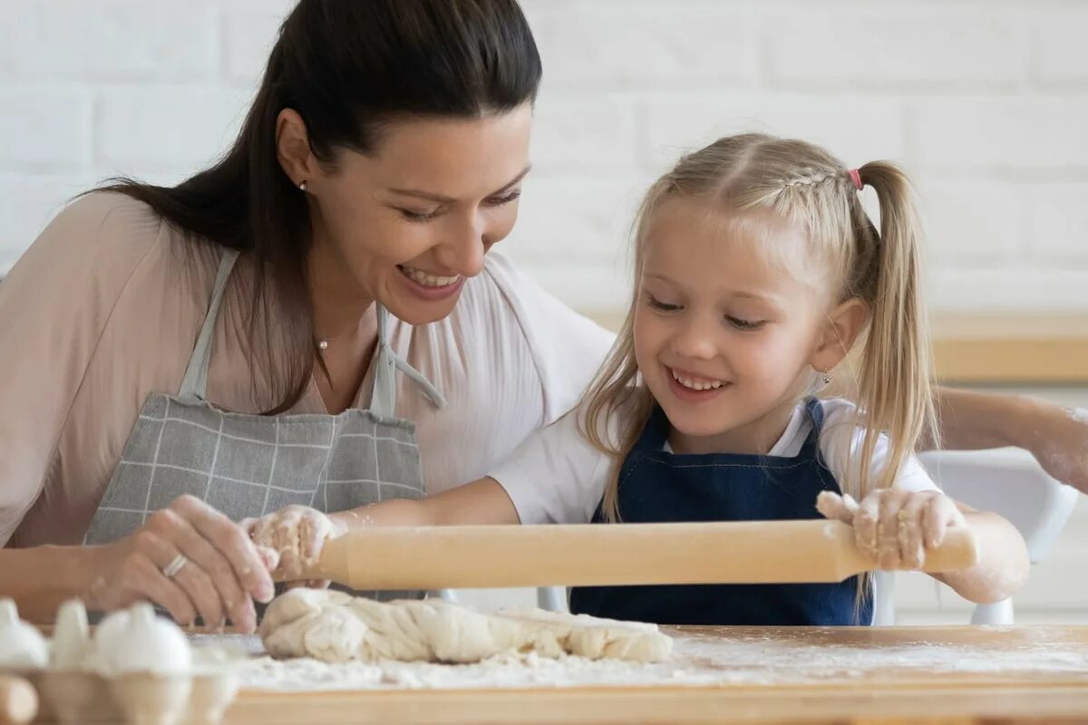Brother and sister cooking. Mum is making. To make a cake. Мама с дочкой готовят. Making cakes.