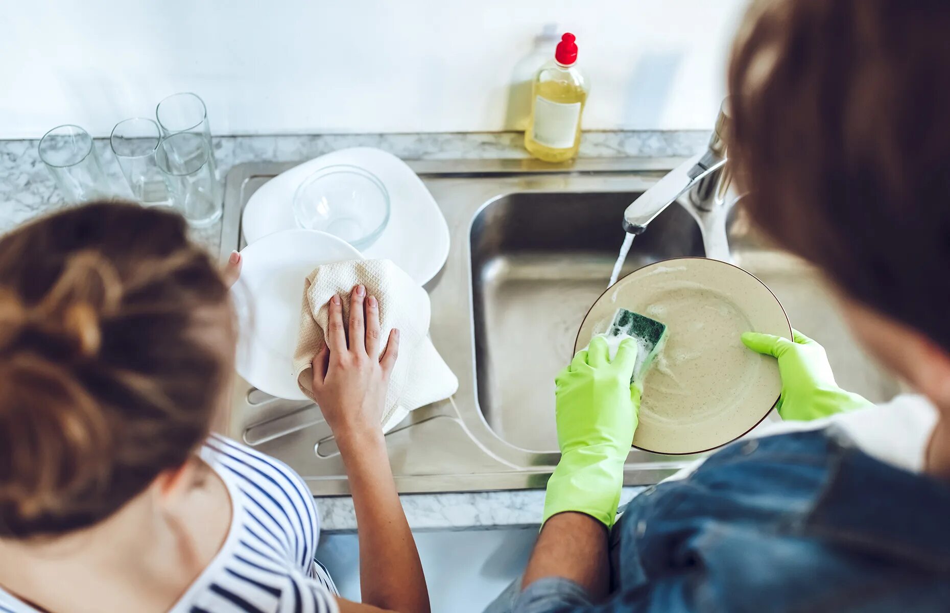 Мытье посуды на белом фоне. Ополаскивание посуды. I will wash the dishes. I will wash the dishes. Wash the dishes рисунок для детей.