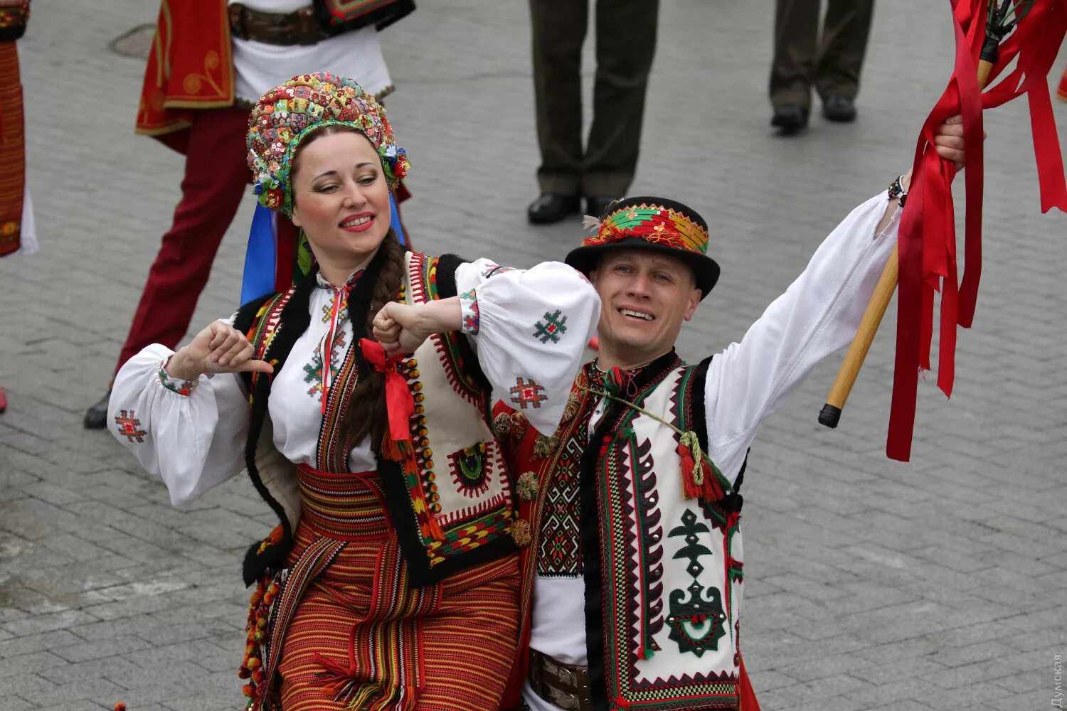 Молдаван нация. Национальный костюм Молдавии. Молдаване национальный костюм. Молдавский национальный костюм. Молдаване народ.