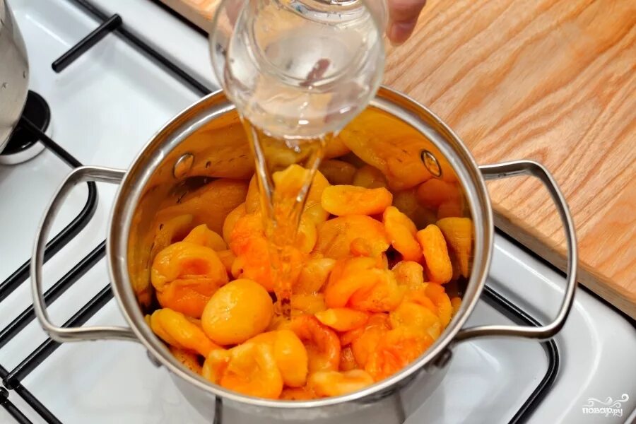 Сколько варить компот из кураги. Компот из сухофруктов в кастрюле. компот из кураги в кастрюле. отвар кураги. отвар из кураги.