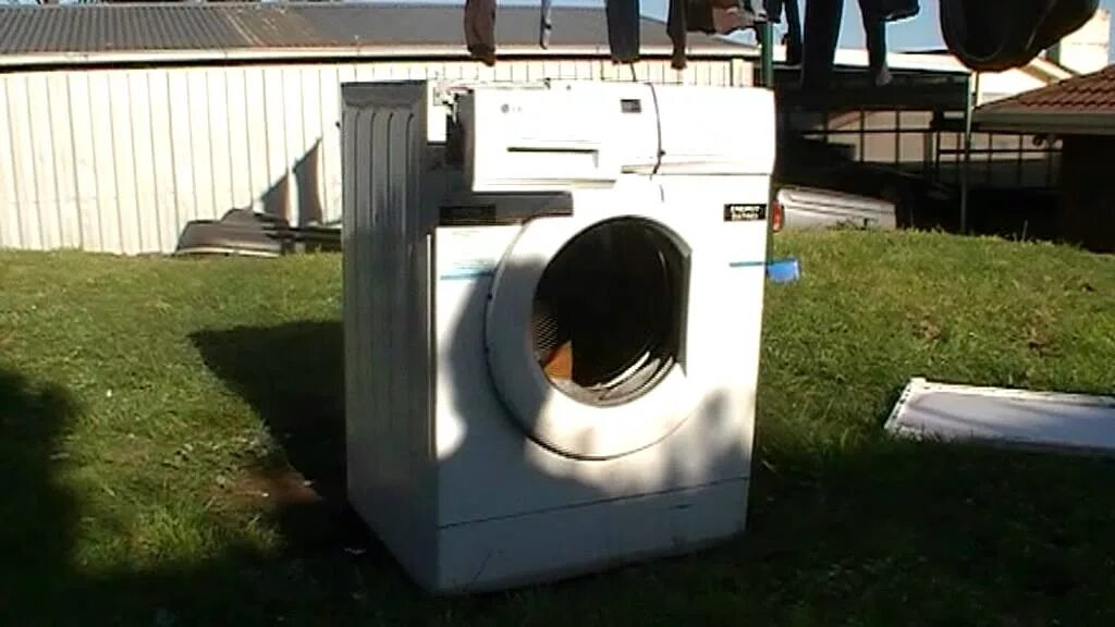 Страшная стиральная машина. Washing machine destruction. Стиральная машина прикол. Сломанная стиральная машина. Древняя стиральная машинка.