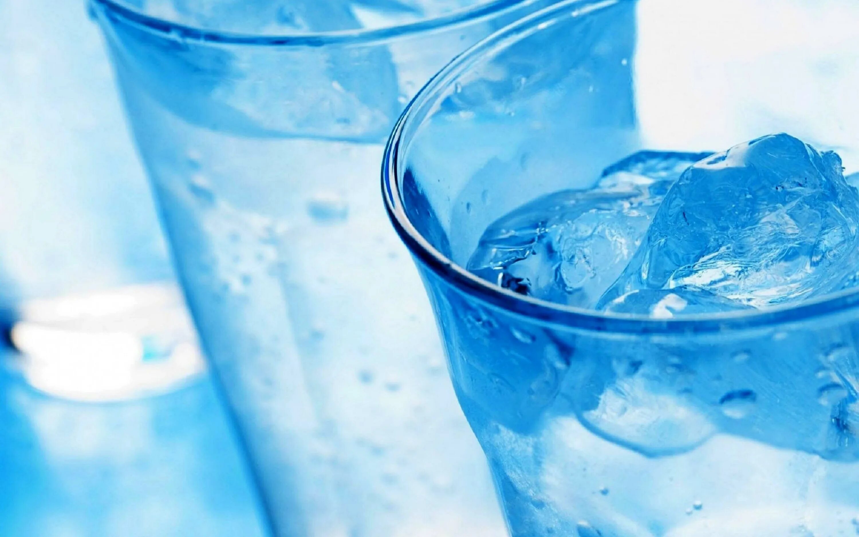 Замороженная вода в стакане. Вода со льдом. Холодный бокал. Холодный бокал. Холодный бокал.