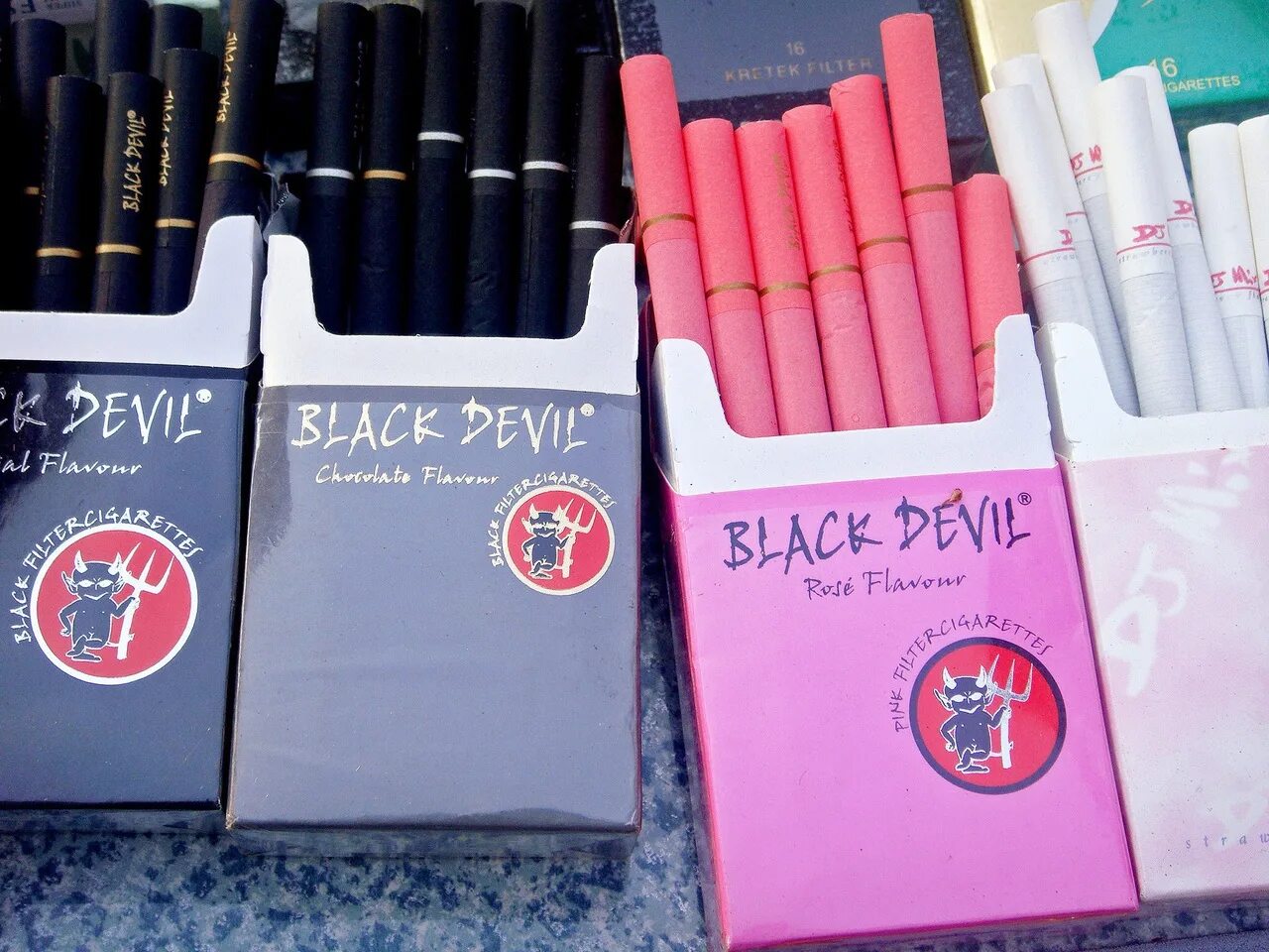 Курят сигареты в тонких розовых. Сигареты black devil pink. травяные сигареты black devil. сигареты блэк дэвил пинк. black devil сигареты спб.