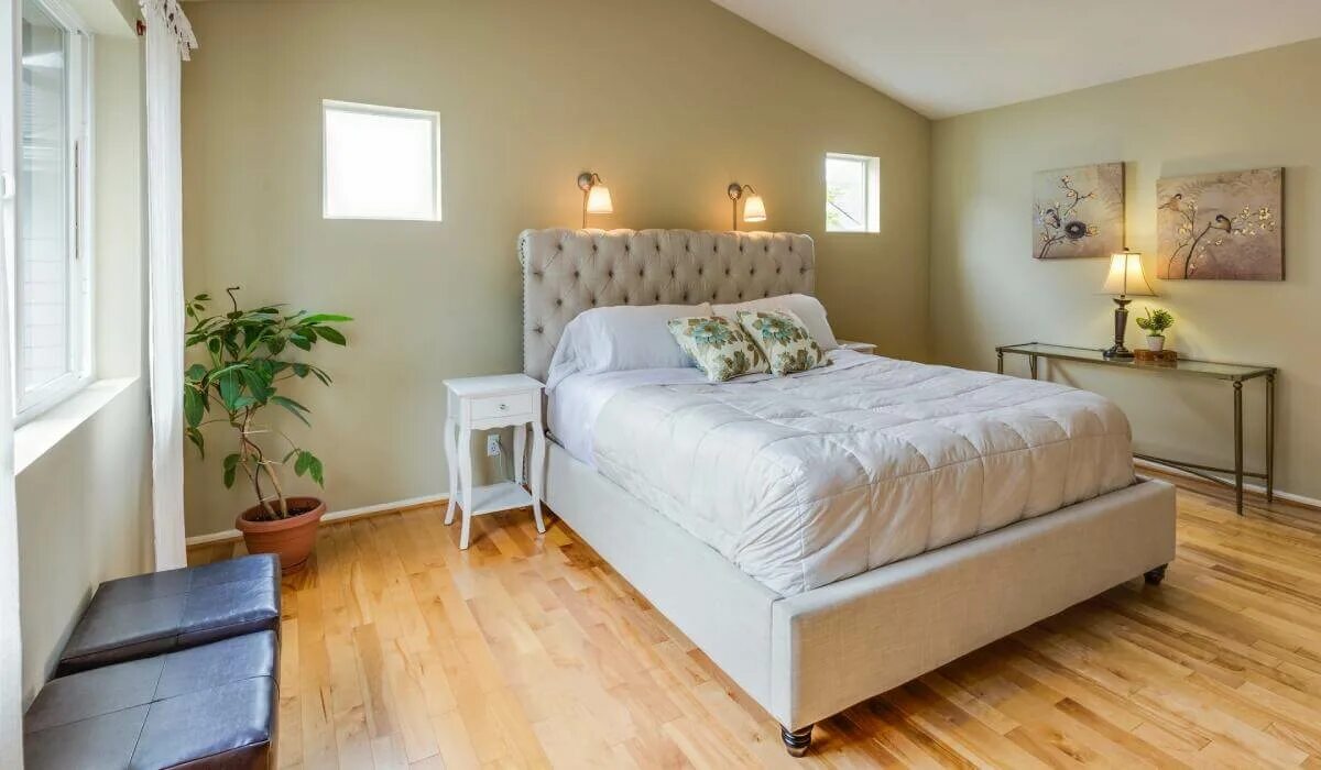 Спальня с кроватью у стены. Интерьер спальни в частном доме. Кровать стоит у стены. Спальня с кроватью у стены. Кровать двуспальная в интерьере.