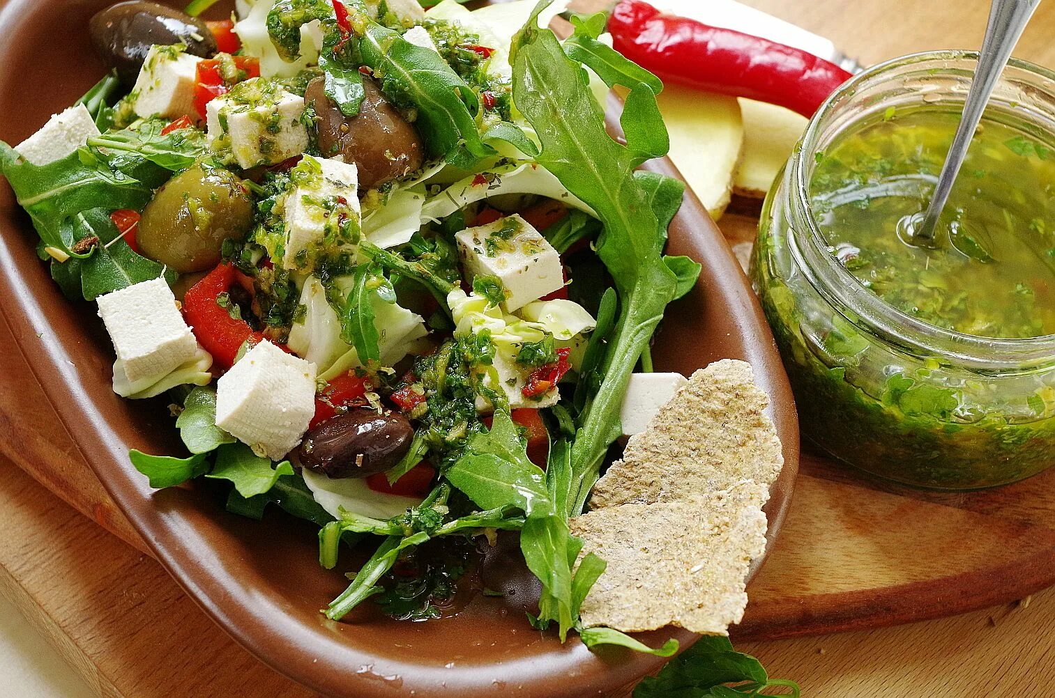 Рецепт заправки для салата из овощей. Зелень для салатов. Салат из зелени. Соусы для салатов из зелени. Вегетарианская кухня.