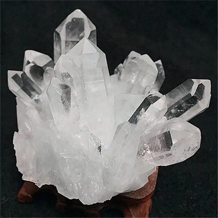 Белый кристаллический минерал кварц. Кристалл Уайт. Энгидро кварц. Белый минеральный кварц минерал. Прозрачно кристаллический