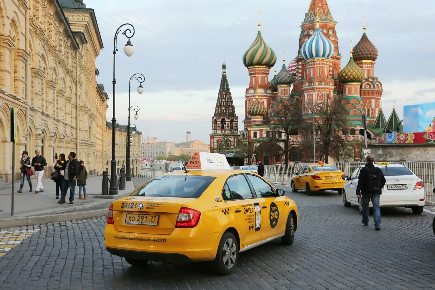 Такси мгу. Машина "такси". Московское такси. Такси Москва. Автомобиль «такси».