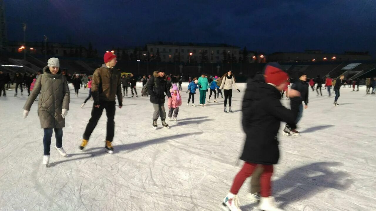 Каток на московской площади кемерово. Коньки на стадионе Химик. Катания на коньках в Кемерово на стадионе Химик. На коньках стадион Среднеуральск. Стадион Химик прокат коньков.