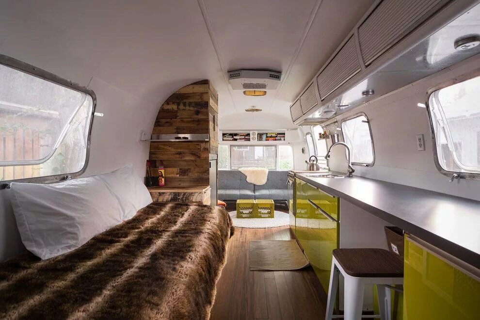 Что такое кемпер. Автодом airstream 2025. автодом pan american airstream. двухэтажный кемпер автодом. автодом airstream снаружи.