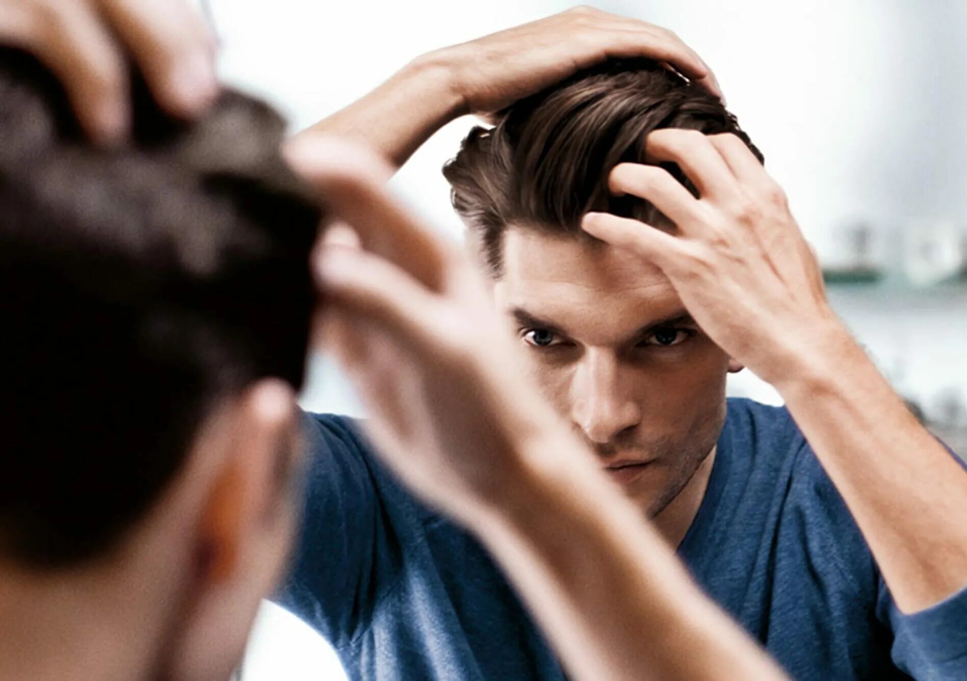 Мужские укладки. Здоровые волосы у мужчин. Поправляет прическу. Парень поправляет волосы. Волосы дают мужчине
