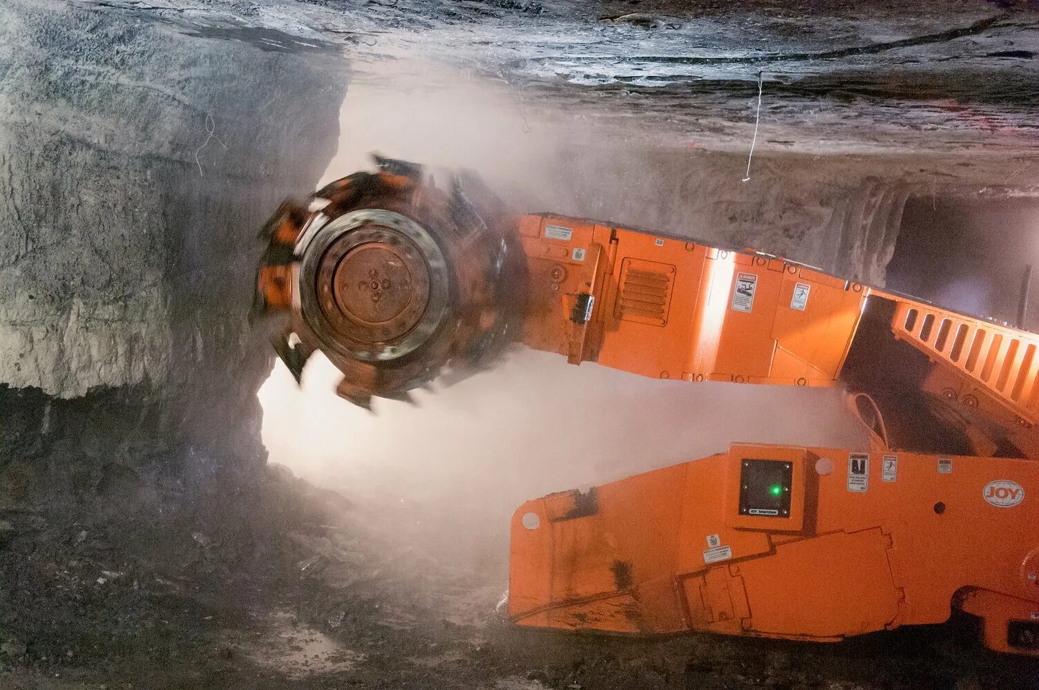 Joys joys mining. Komatsu mining. continuous miner. mining machine.