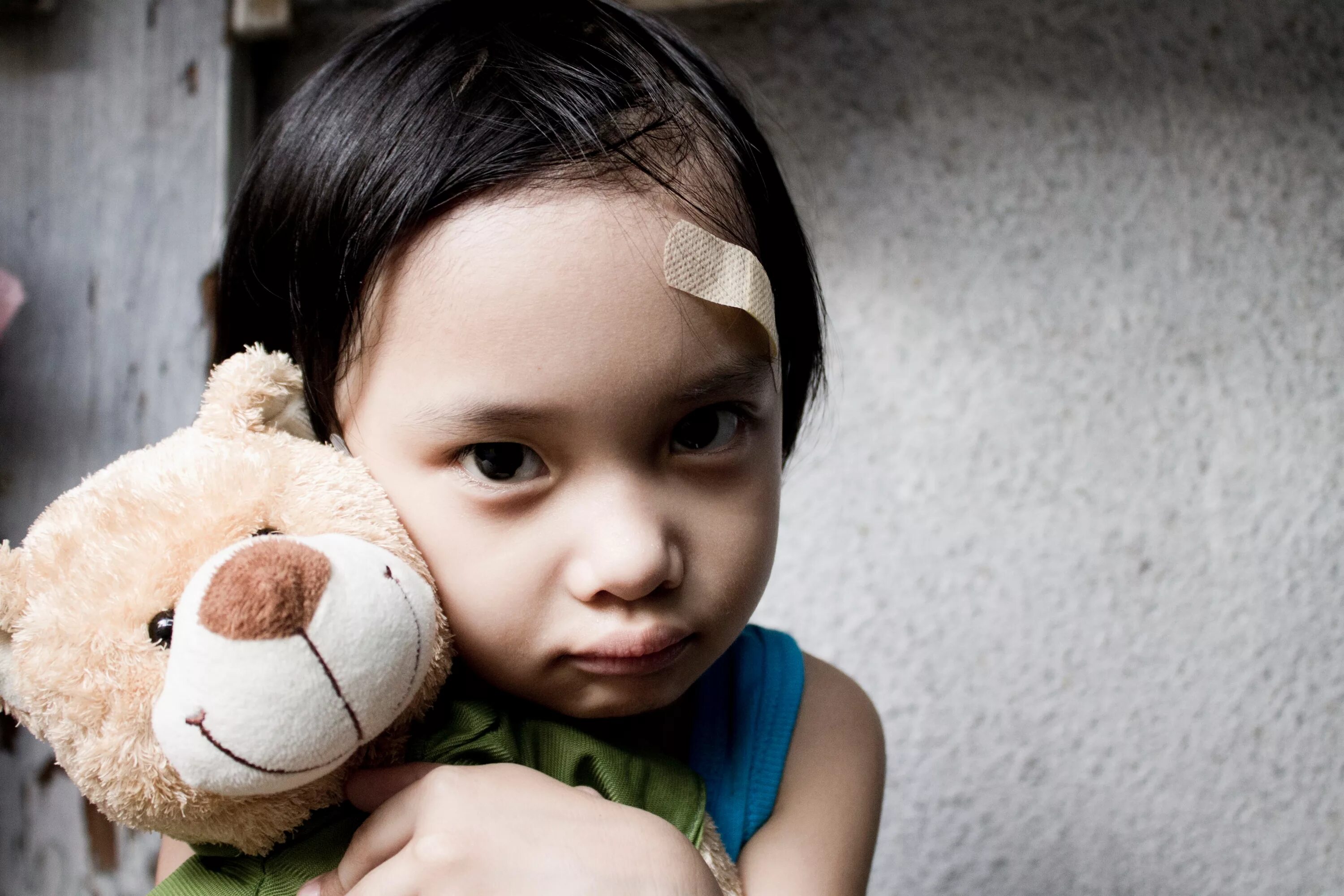 Жестокое обращение с детьми. Семейное насилие над детьми. Беззащитный ребенок.