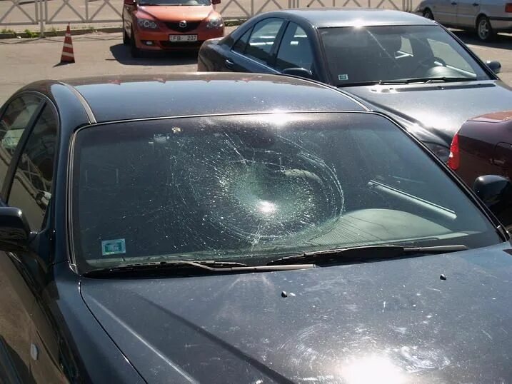 Разбито лобовое стекло. Машина с разбитым стеклом. Стекло битой машины. Разбитое лобовое стекло на BMW.