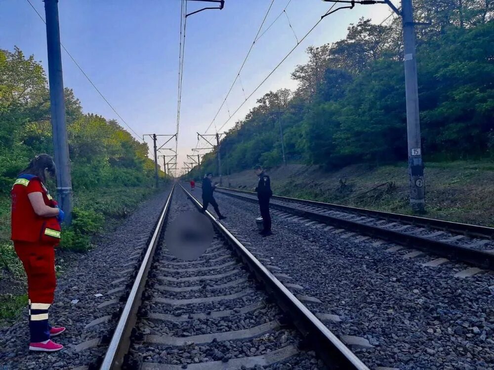 Трое попали под поезд