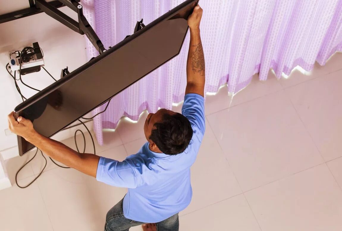 Вешаем телевизор на стену на кронштейн. Плоский телевизор на стену. Монтаж кронштейна для телевизора. Телевизору тлс 65. Крепление телевизора на подвесах.