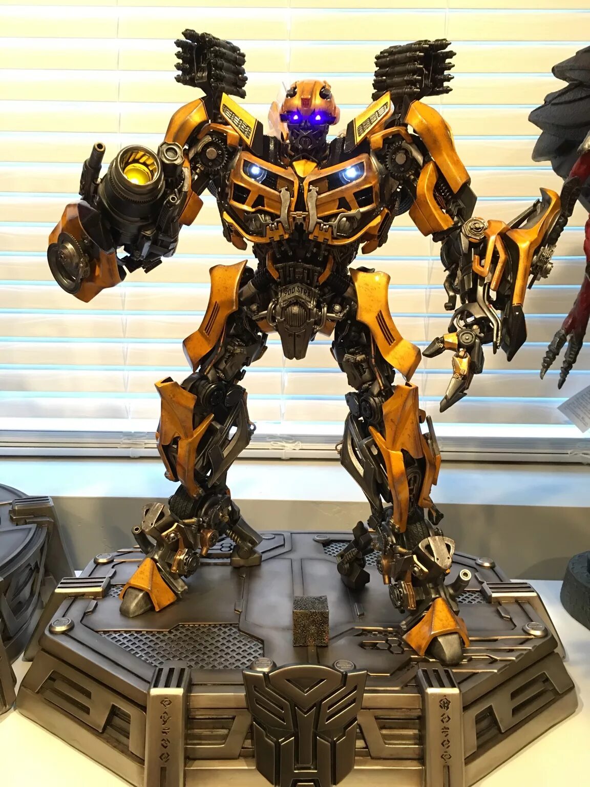 Transformers Bumblebee Statue. Статуя Бамблби Прайм. Лилия Бамблби. Бамблби из g1.