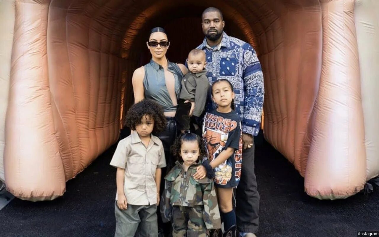 Kanye West с семьей. Kanye west kids