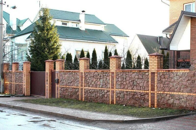 Заборы из кирпича красивое фото. Современный забор из кирпича. фасад кирпичного забора. элитные заборы из кирпича. лицевой забор из кирпича.