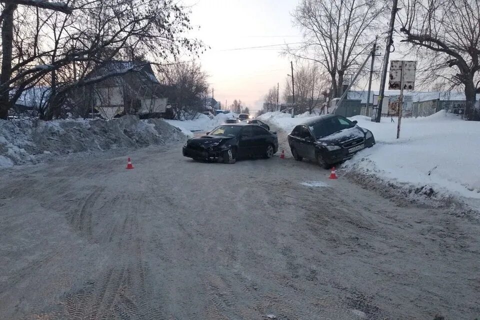 27 ноября новосибирск. ДТП Новосибирск февраль. Дром Новосибирск аварии часть 2. ДТП В Новосибирске вчера в Октябрьском. Аварии в Новосибирске за последние 2 дня.