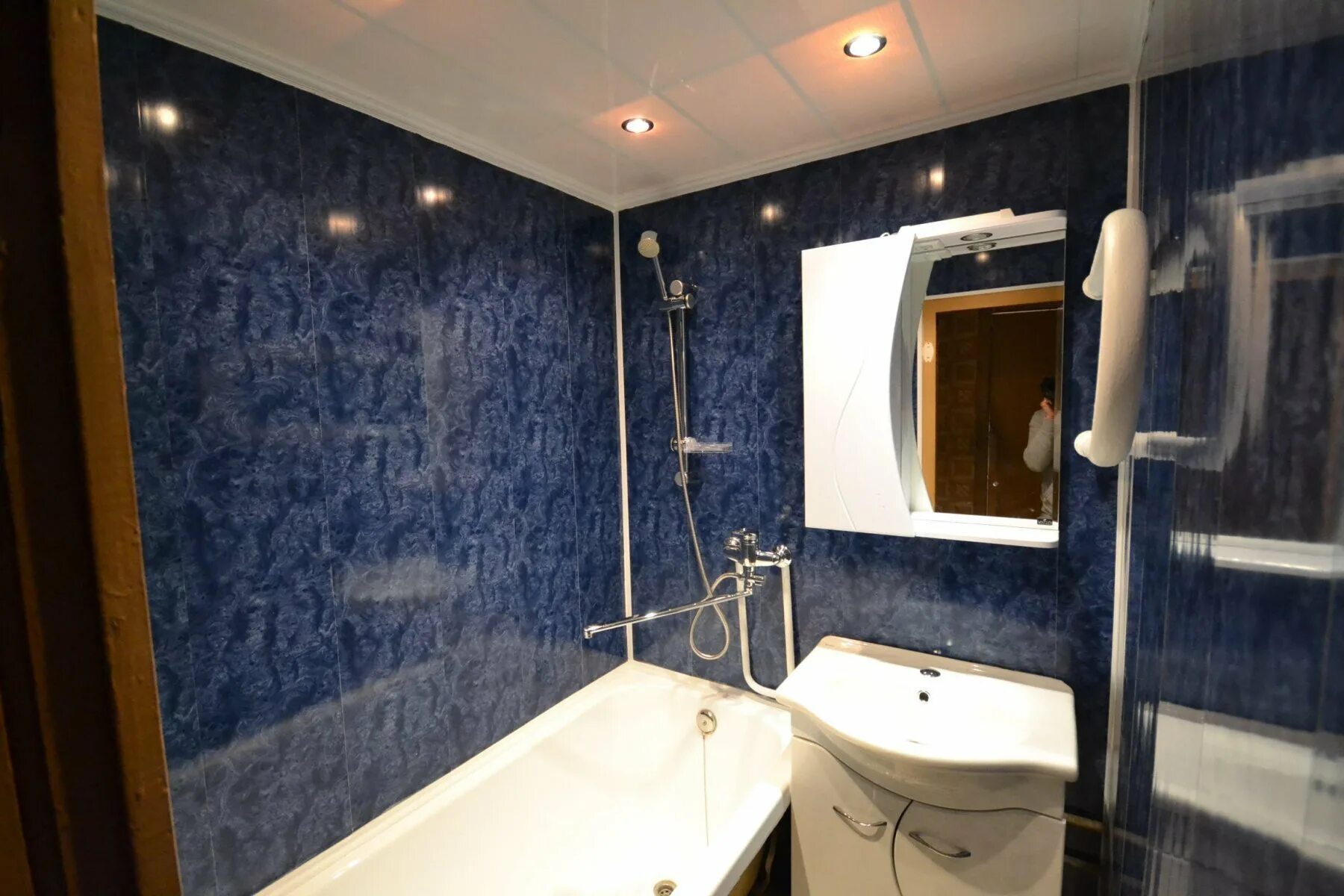 Отделка ванной комнаты панелями ПВХ. Ванная комната отделанная панелями. Ванная комната из пластиковых панелей. Ванная комната отделанная пластиковыми панелями.