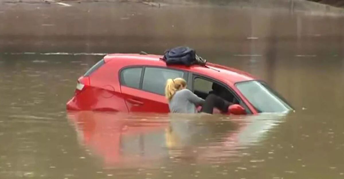 Автомобиль упал в воду. Машина в воде. Автомобиль попал в воду. Машина попала под воду. Утопили машину.