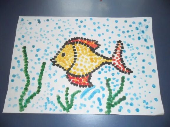Средняя группа золотая рыбка. Рисование рыбки ватными палочками. Нетрадиционное рисование рыбки. Пуантилизм для детей рыбка. Рисование рыбы в старшей группе ватными палочками.