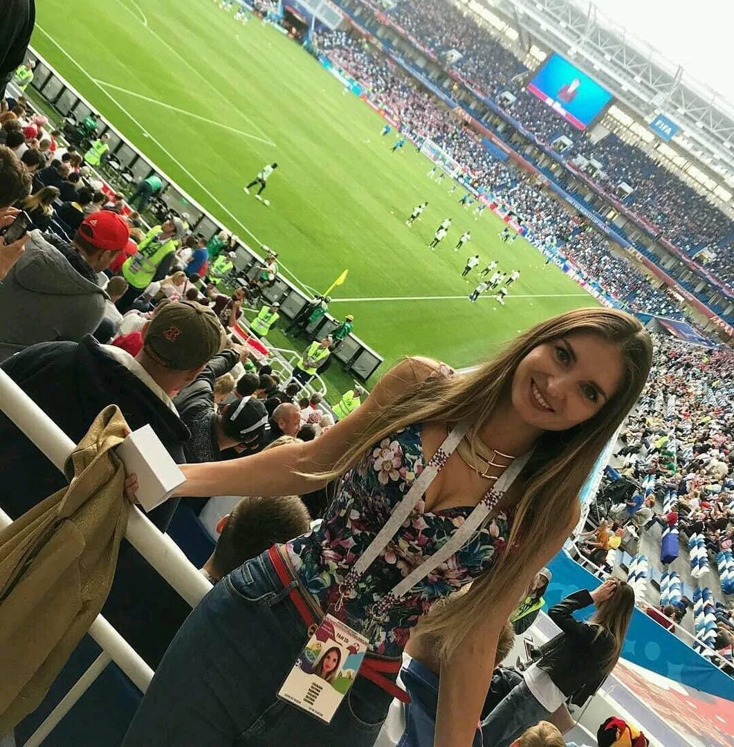 Болельщица давалка отжигает посреди поля. Болельщица на чм по футболу 2018. болельщицы футбола на чм 2018 по футболу.