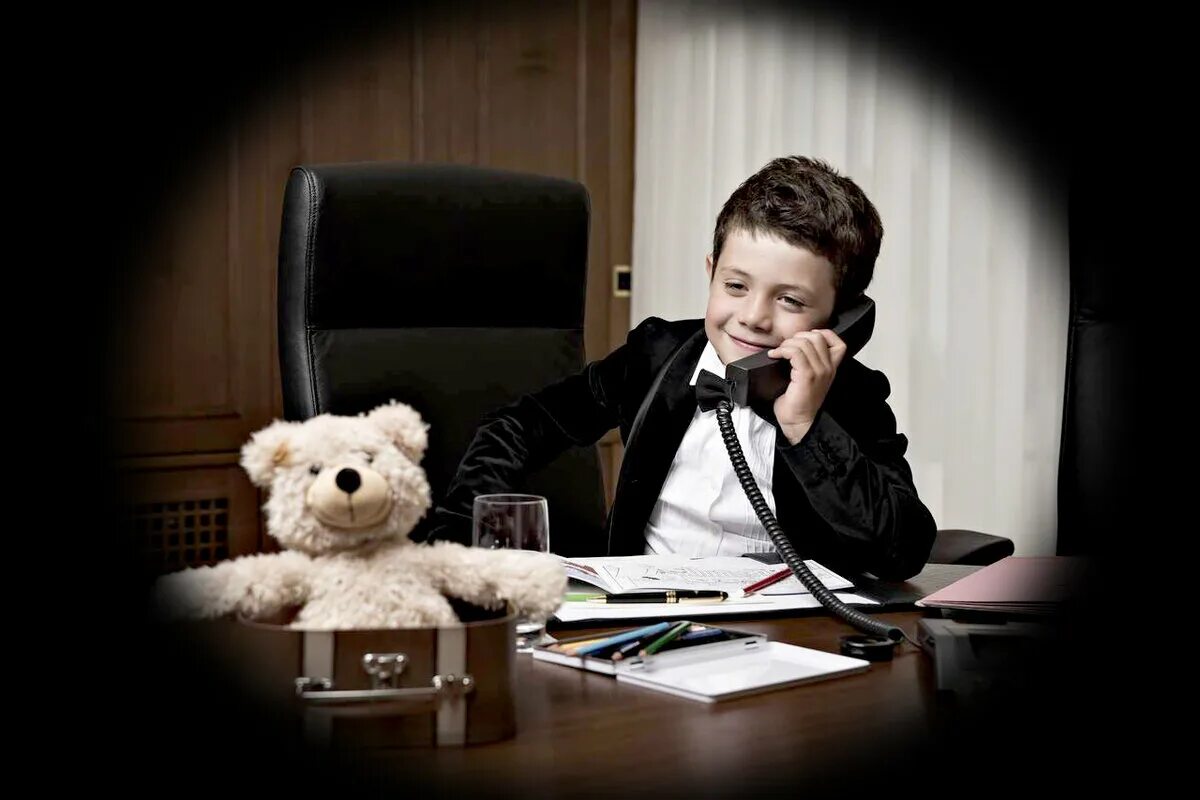 малыш бизнесмен. школьник бизнесмен. подросток с деньгами. малыш бизнесмен. ребенок бизнесмен.