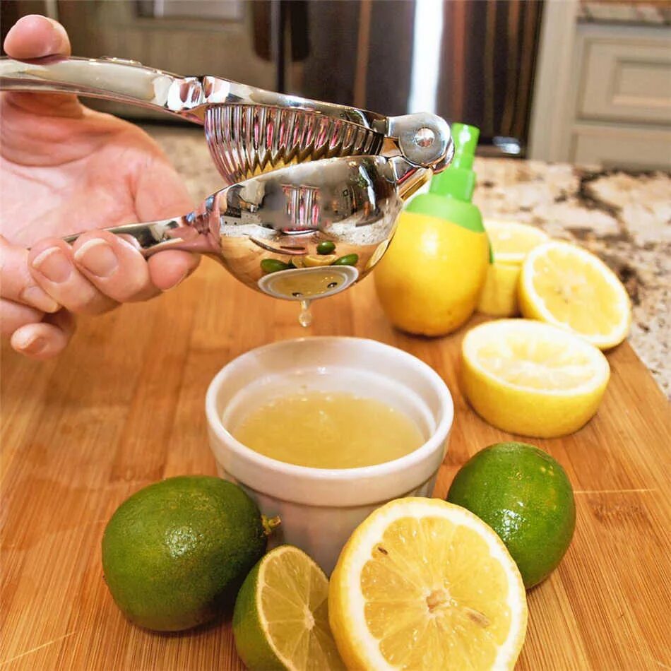Лимонный сок из лимонов. Выжимаем лимонный сок. Выжать сок лимона. Соковыжималка для лимонного сока. Выжималка для лимона барная.