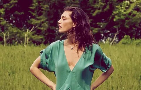 Әйелдер моншада шешініп жүр