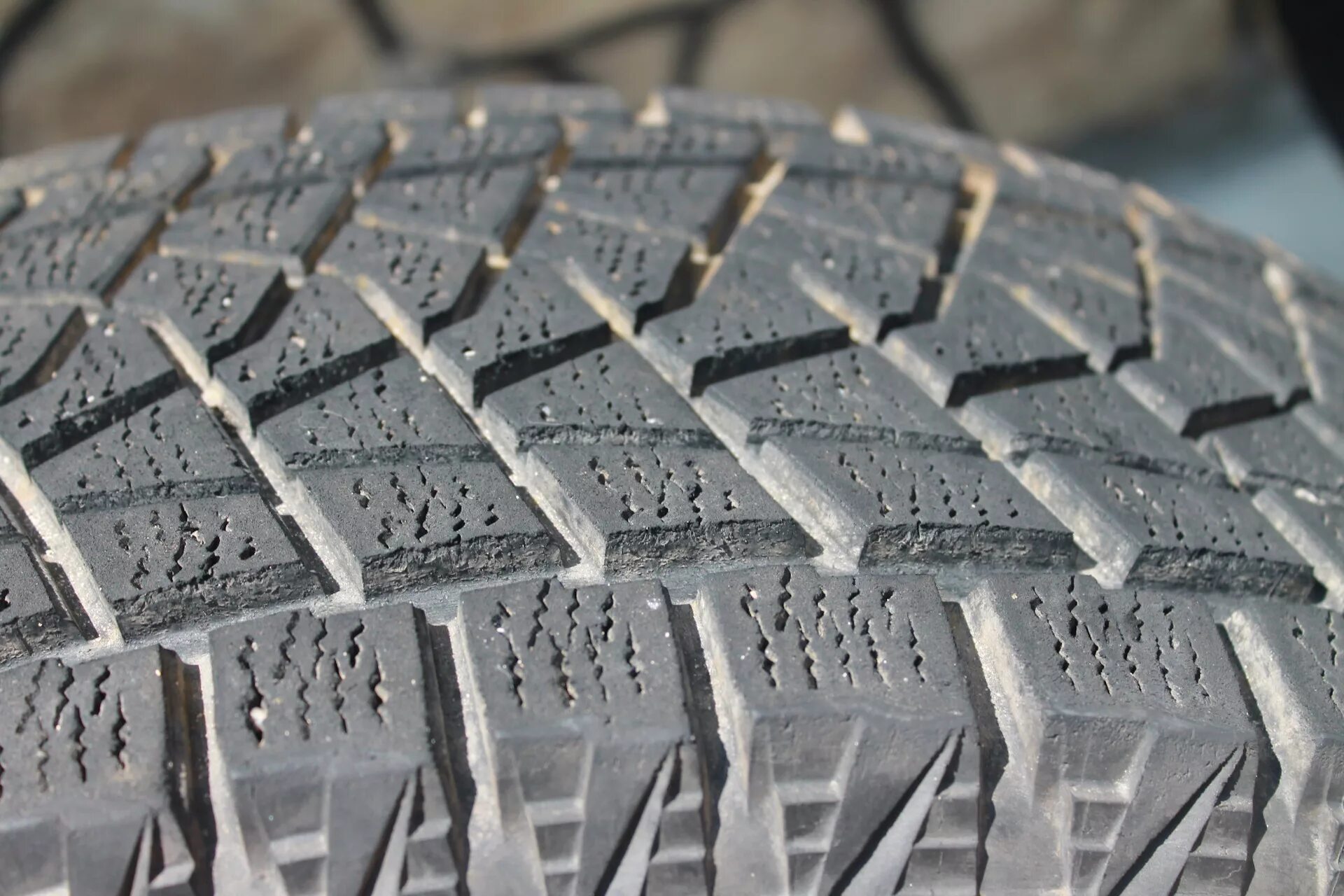 Купить резину йошкар ола. Bridgestone 235/65 r17. Автошина 235х65х17. 235/65 R17 зима. Зимняя резина 235/65 r17 GLK.