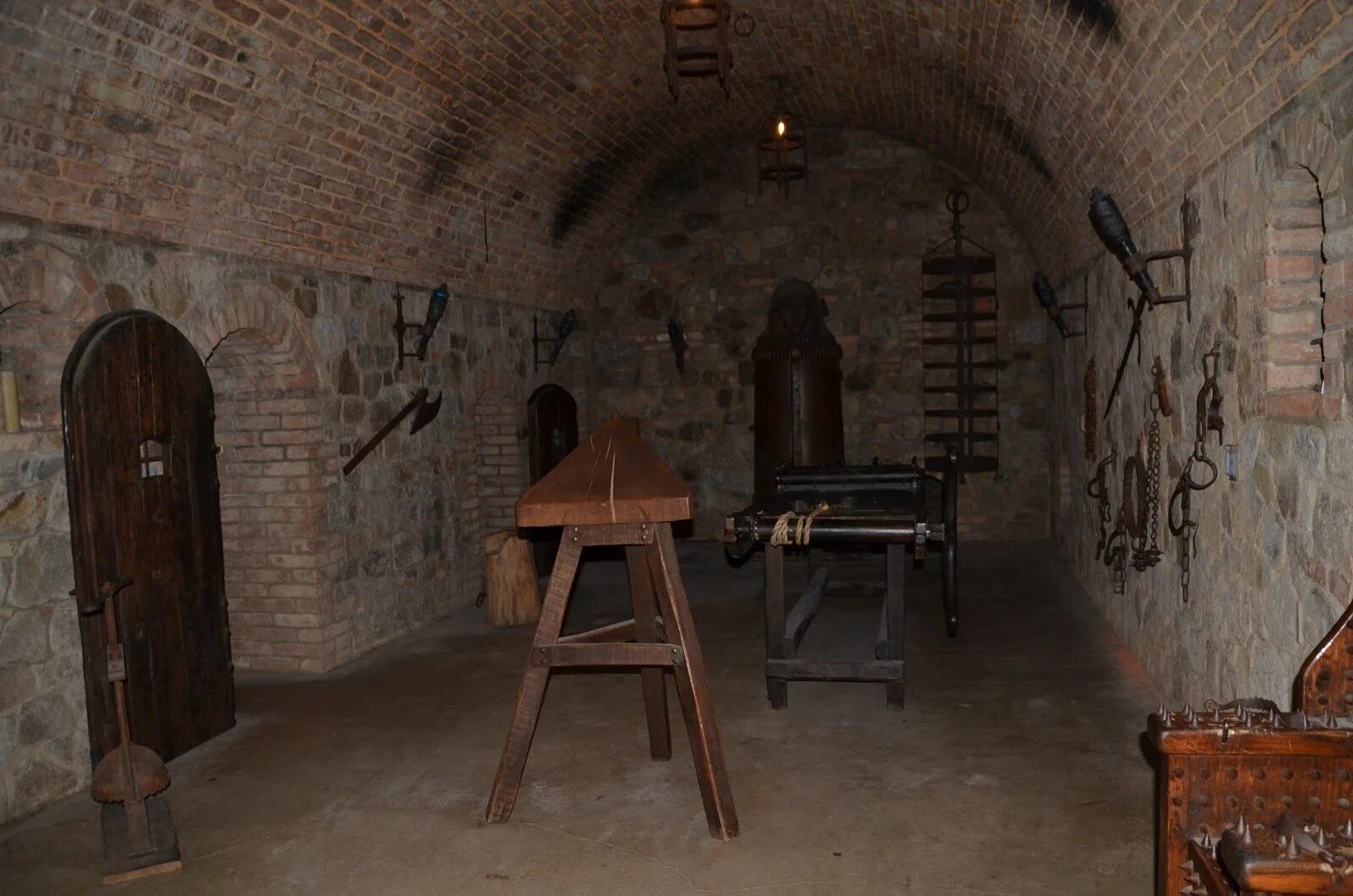 Музей средневековых пыток прага. Выборгский замок камера пыток. Выборгский замок внутри музей. Средневековая пыточная камера. Александровская слобода подземелья.