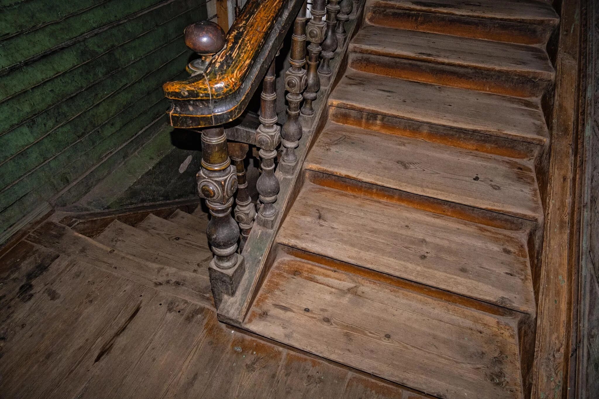 Старая деревянная лестница. Старые ступеньки. Старая лестница ступени. Старая лестница на улице. Древние каменные лестницы.