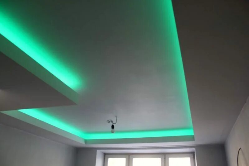 Подсветить зеленым. Светодиодная подсветка потолка. Неоновая подсветка потолка. Натяжные потолки с подсветкой. Подсветка под потолок светодиодная.