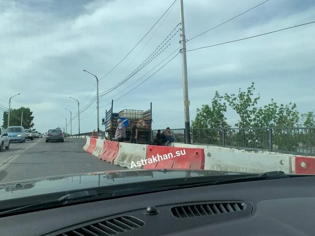 Даир астрахань жилгородок. Магазин столичные гастрономы большая грузинская. Закрытые ларьки в россии. Хино токио. Астрахань гарь.