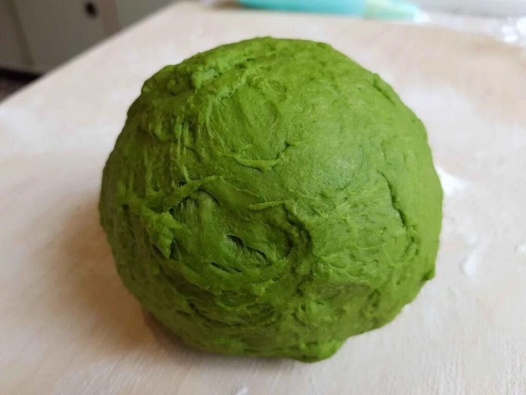 как сделать зеленое тесто. жидкое тесто блюда. блюда с крапивой в азербайджане. тесто для зеленого бисквита. пельмени с зеленым тестом.