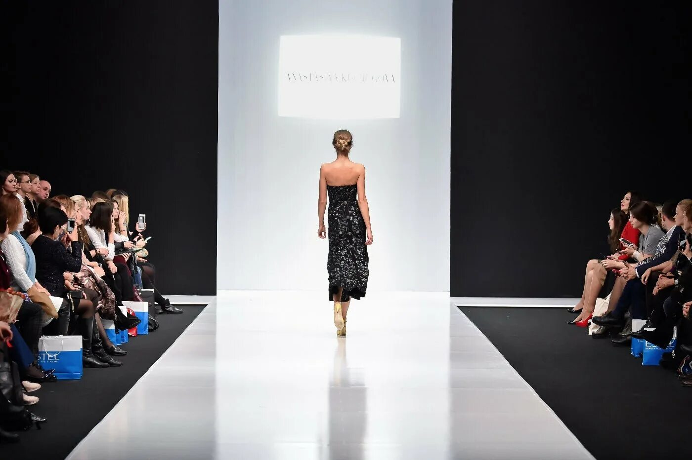 Defile магазина логотип. Дефиле логотип. Бренд дефиле. Коллекция моделей одежды. Показ мод.