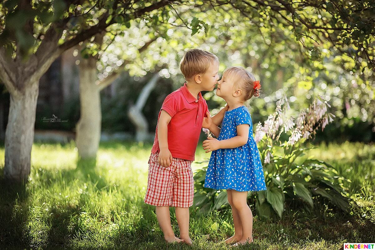 папа обнимает дочку. женщина с ребенком. картинки про детскую любовь. братики-сестрички. счастливая женщина с ребенком.