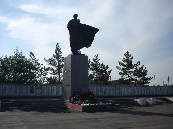 Город татарск какая. Мемориальный комплекс Татарск. Мемориальный комплекс Татарск НСО. Мемориальный комплекс город Татарск Новосибирская область. Добрянка памятник воину освободителю.