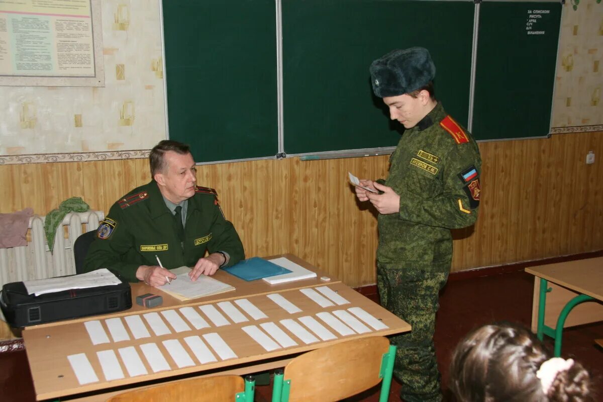 Сдаем егэ в армии. Занятие в военном училище. Курсант военного училища. Экзамен в военном училище. Курсанты на экзамене.