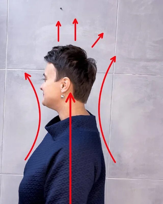 мужчина обнимает. голова прижата. мужские руки обнимают. голова прижата. головное предлежание плода на 28 неделе беременности.