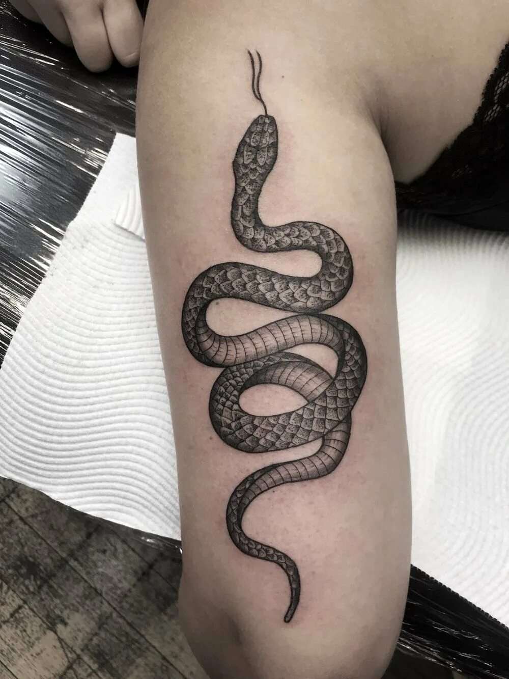 Татуировки змеи для девушек. Тату змея. Тату змея на руке. Тату змея на ноге. Тату ь змея.