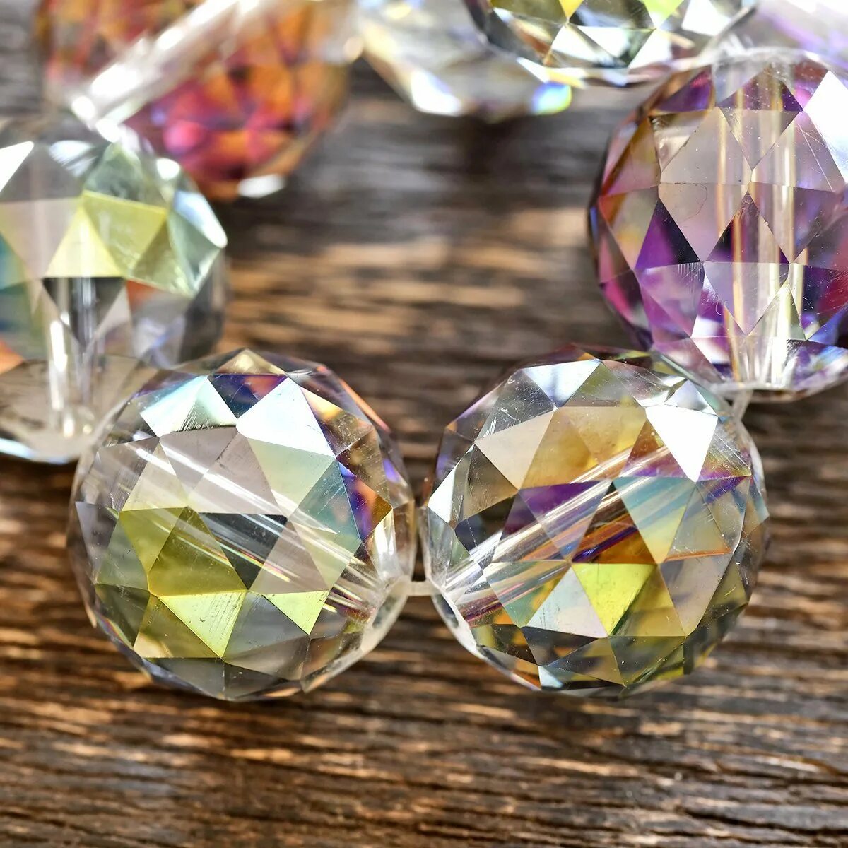 Грани цвета. Бриллианты фэнси фиолетовый. Абстрактные фигуры. Геометрический фон. Красивый фиолетовый.