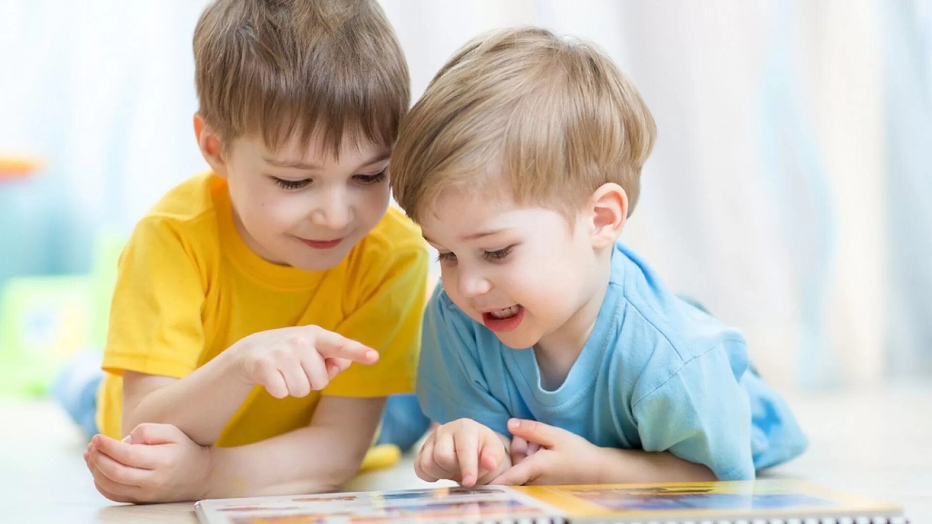 Дети соблюдают определенный. Ребенок с часами. Манеры за столом для детей. Питание детей. Дети за столом.